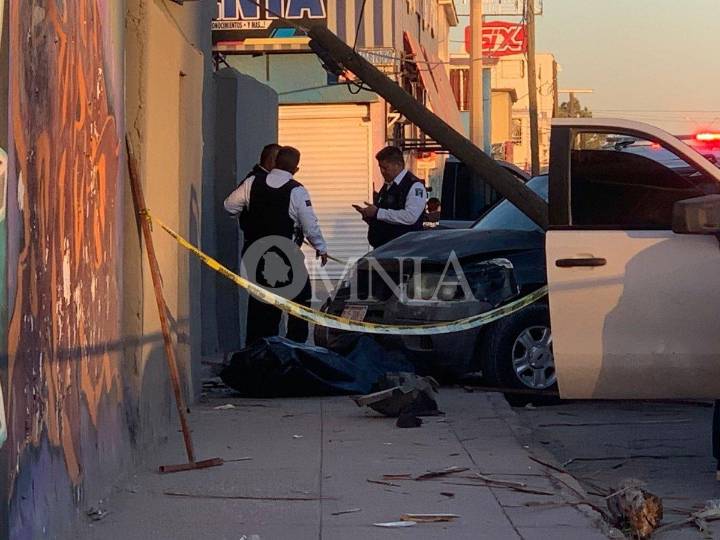 Fatal accidente vial; conductor prensa a peatón al perder el control de su vehículo