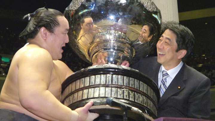 La primera ministra japonesa ante el tabú de entrar en un ring de sumo solo para hombres