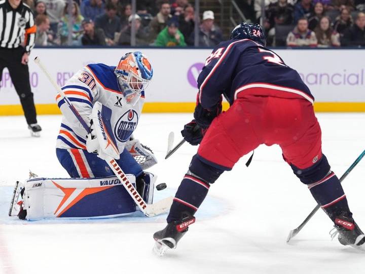 Oilers' Calvin Pickard struggles behind slack early