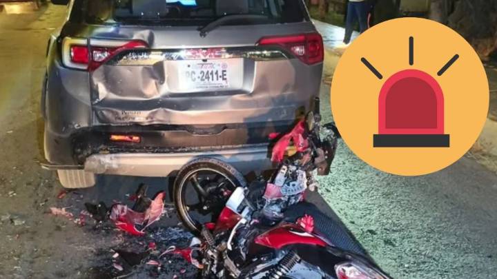 Menores al borde de la muerte tras chocar brutalmente su moto contra camioneta