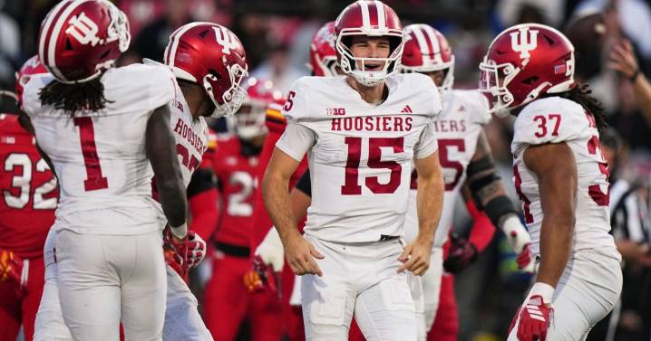 Sarratt leaves with hamstring tightness, but No. 2 Indiana rolls anyway to a 55