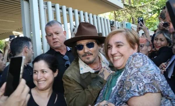 Johnny Depp no sólo posó con Wanda Nara durante su paso por Buenos Aires, pero ella lo aprovechó