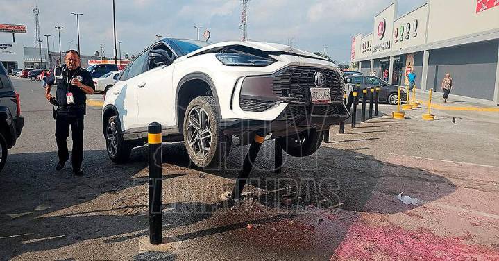 Camioneta queda trepada en tubo de contención afuera de ‘super’ en Nuevo Laredo