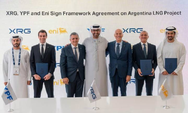 YPF oficializó un acuerdo para incorporar a un gigante árabe en el proyecto para producir GNL en la Argentina
