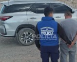 Allanaron dos domicilios y demoraron a un hombre por el robo de una camioneta en Neuquén