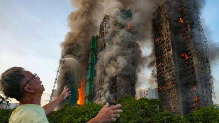 Impresionante incendio de tres edificios en Hong Kong dejó al menos cuatro muertos