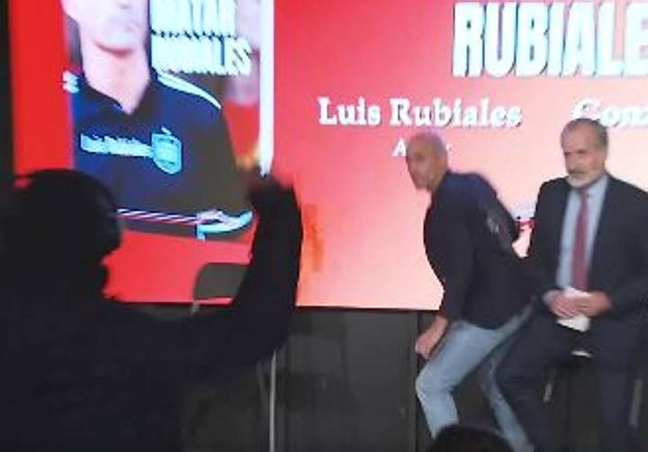 Lanzan huevos a Luis Rubiales en la presentación de su libro
