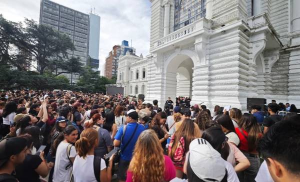 FOTOS Y VIDEOS | Los fans aguardan por Johnny Depp: fotos, dibujos, "piratas" y carteles en el Palacio Municipal