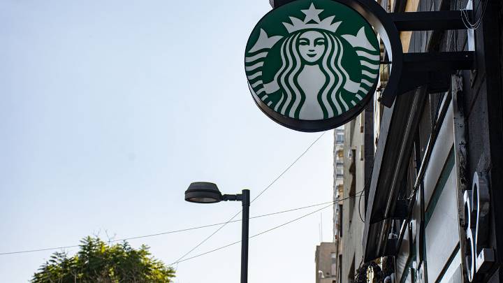 Starbucks venderá el control de su negocio en China en un acuerdo por 4,000 mdd