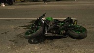 Motociclista es prensado contra un taxi y un camión por invadir carril en avenida de Puebla