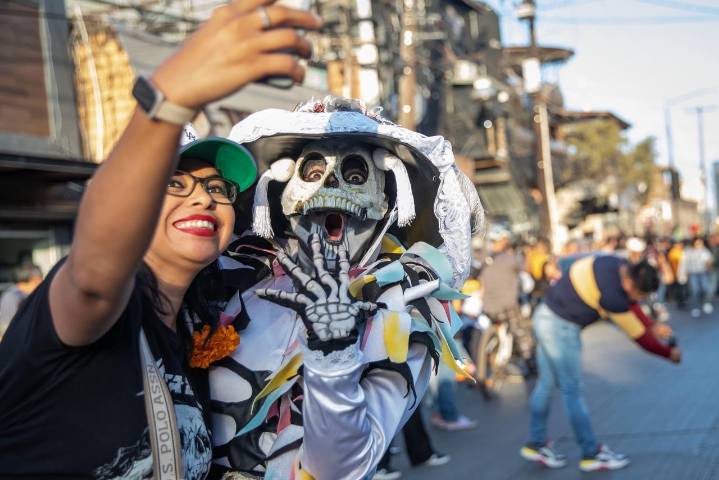 Miles disfrutan el tercer desfile tradicional del Día de Muertos en la Zona Centro de Tijuana