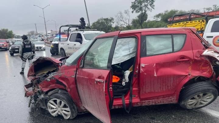 Vehículo sufre volcadura en el bulevar Miguel de la Madrid en Guadalupe, Nuevo León