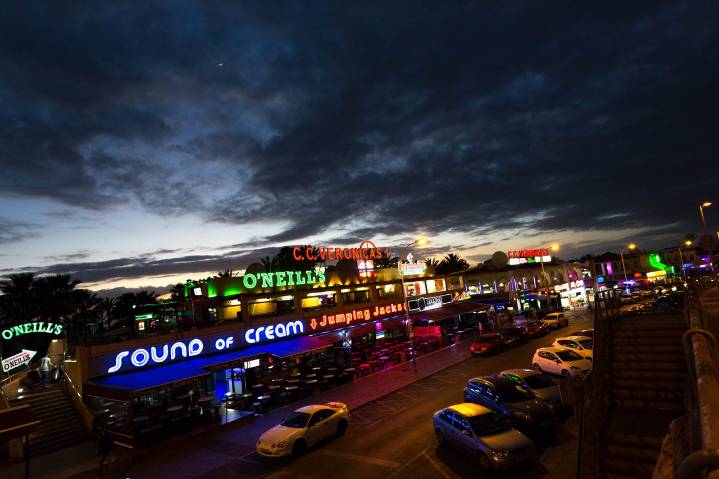 Herido grave en la zona de ocio nocturno de Playa de Las Américas