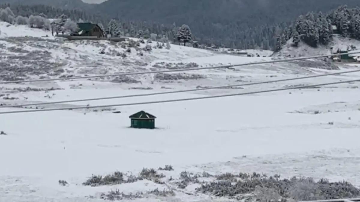 Snowfall boosts tourist interest, but closure of sites may limit Kashmir’s winter season