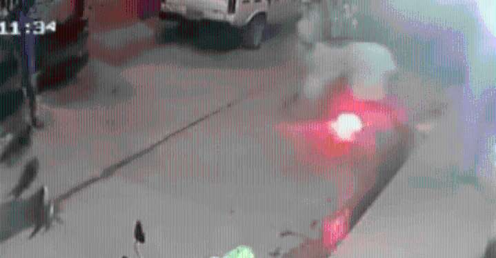 Adulta mayor gravemente herida tras ser arrollada por motociclista El siniestro vial sucedió en la calle principal del barrio Luis R. Calvo.