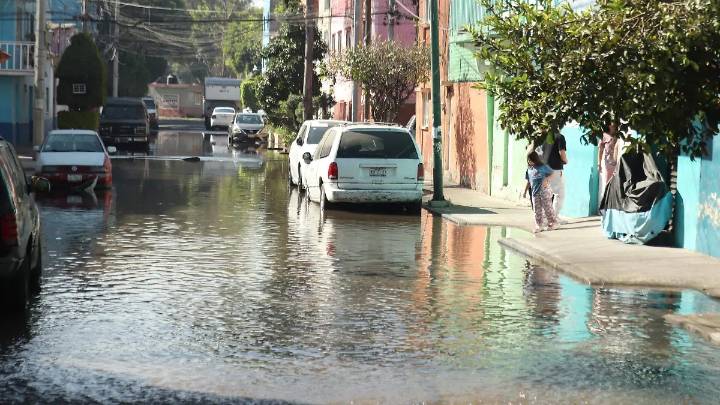 Mega fuga de agua en colonia Patrimonio Familiar, Azcapotzalco, afecta varias casas