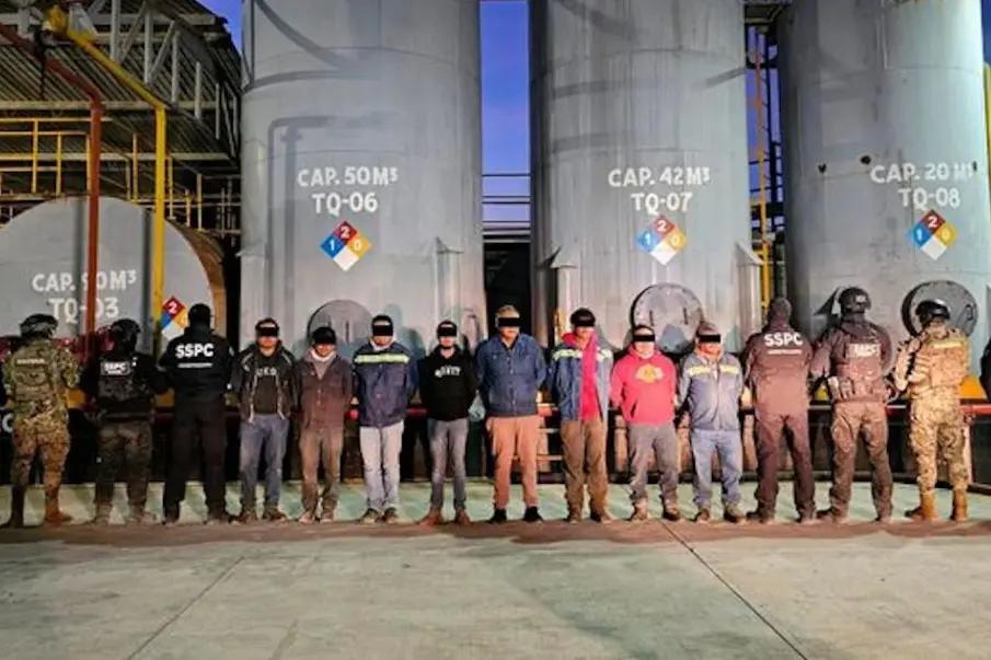 Detienen a ocho y aseguran 250 mil litros de combustible en Veracruz