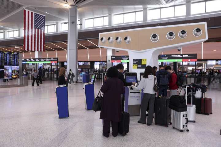El aeropuerto de Newark limita y retrasa vuelos por escasez de controladores