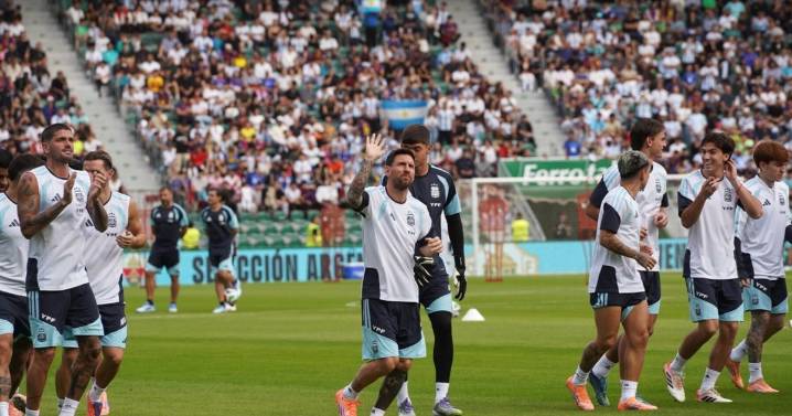 20 mil personas acompañaron a la Selección Argentina en la práctica abierta: el probable equipo vs. Angola