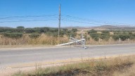 Poste cae en la carretera Parral-Santa Bárbara tras presunto choque fuga