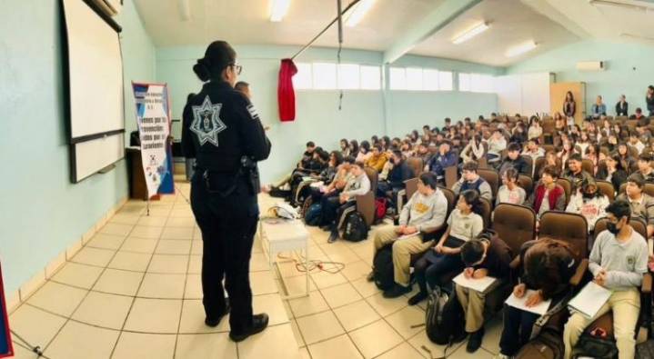 Llevó policía charla preventiva a jóvenes del suroriente