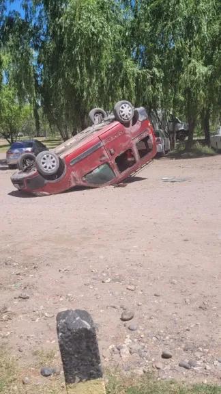 Un adolescente volcó con una Kangoo en el balneario Sandra Canale y terminó con lesiones leves