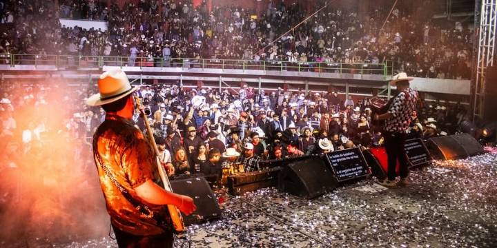 Morenista propone castigar con prisión la apología del delito en espectáculos masivos en Puebla