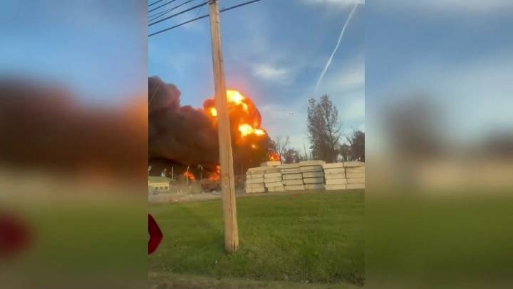 Tragedia aérea en Kentucky: un avión de UPS se estrella en Louisville y provoca un gran incendio con siete muertos