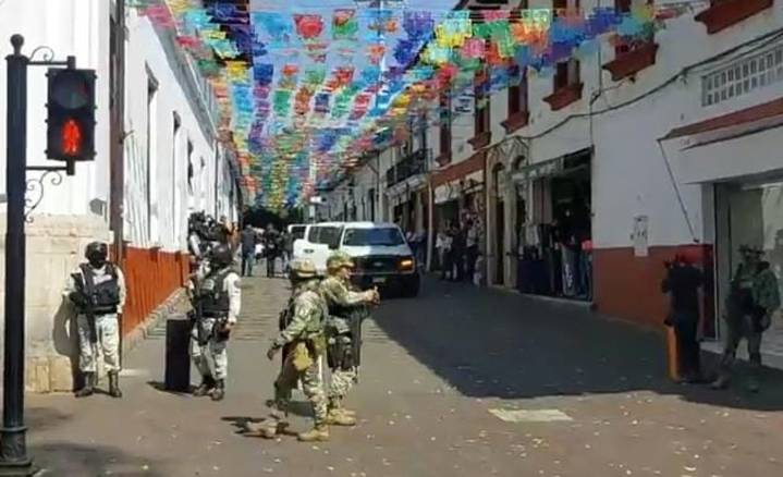 Detienen a 7 escoltas de Carlos Manzo