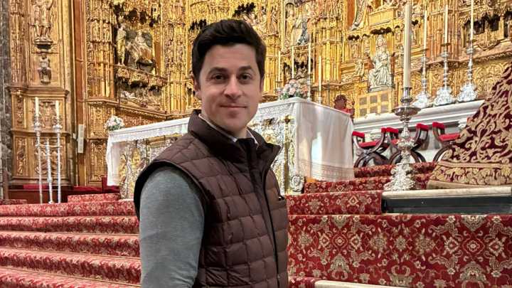 David Henrie, actor de Los magos de Waverly Place, realiza una inesperada visita a la Catedral de Sevilla