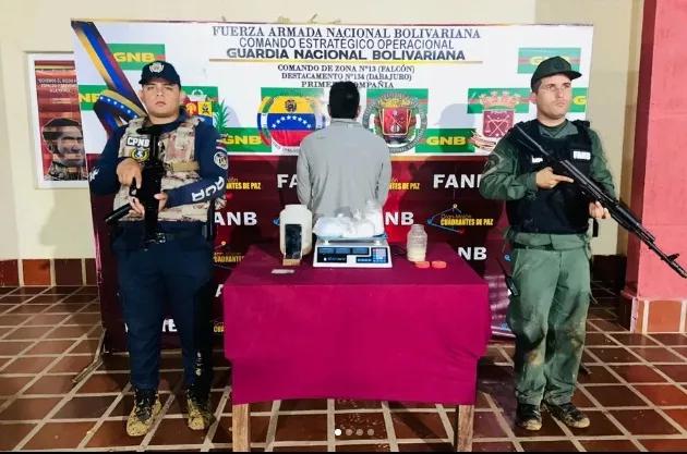 Detuvieron a sujeto con nueve envoltorios de presunta cocaína en Falcón