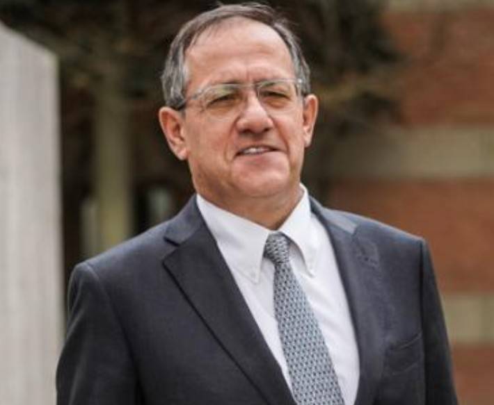 Harald Beyer advierte sobre el FES: Egresados podrían pagar “hasta 5 veces su carrera”