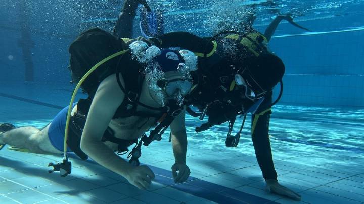 Aleteos sin barreras: jóvenes con discapacidad se aventuran en el buceo en Cartagena