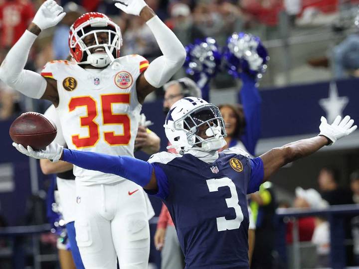 Cowboys vencen a Chiefs y sueñan con Playoffs