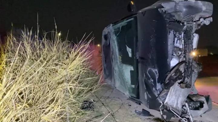 Destroza auto en volcadura; conductor circulaba con exceso de velocidad
