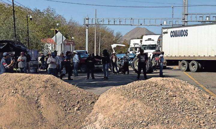 Permiten solo autos ligeros en tramo bloqueado de Lázaro Cárdenas