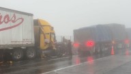 Tráiler ocasiona fuerte choque múltiple en la autopista Monterrey