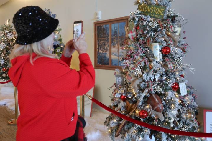 Reagan Library exhibit “An American Christmas” shows 26 Xmas trees from 1770s to today