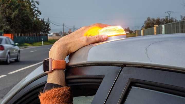 Adiós a los triángulos de emergencia: qué es y como funciona la nueva baliza V16 conectada