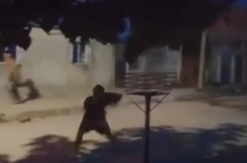 VIDEO | Disturbios y pelea entre bandas con menores en Bº La Católica: "Usan armas como cuchillo y 'tumberas'"