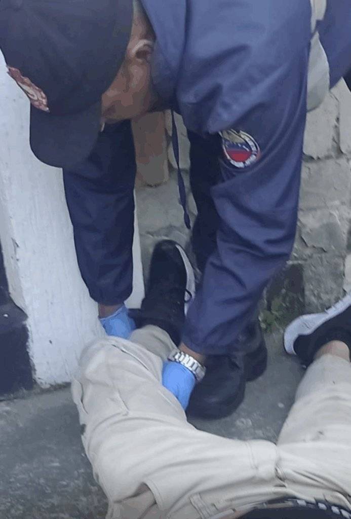 Motociclista resulta lesionado tras colisionar con un acera en la parte alta de Colón