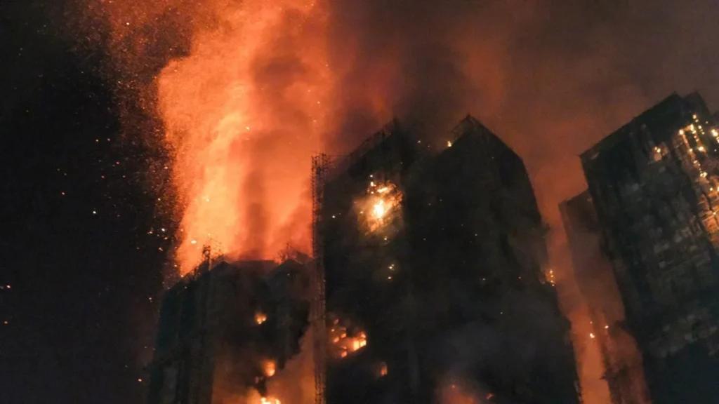 Ya son 44 los muertos por incendio en complejo residencial de Hong Kong