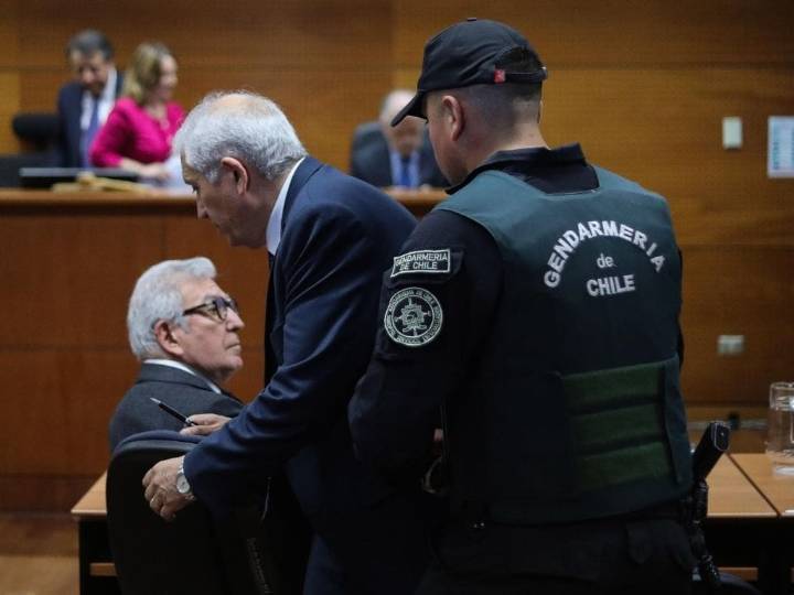 Prisión preventiva para exdirector de la PDI Héctor Espinosa: fue declarado culpable por delitos de corrupción