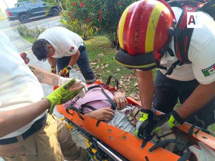 UEPC Colima y CRUM atienden a motociclista que cayó de un puente, por el Tercer Anillo Periférico