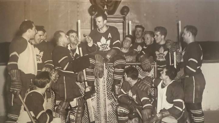 Kennedy's pep talk to Maple Leafs from atop goal net captured in famous photo
