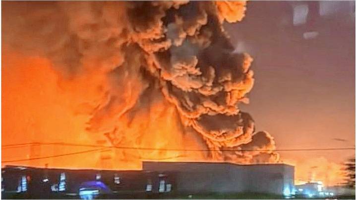 Explosiones en Ezeiza: se incendia el polo industrial y trabajan más de 20 dotaciones de bomberos