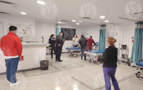 Video.- Sufre mεηҩr dεsmayҩ, lo trasladan policías a hospital