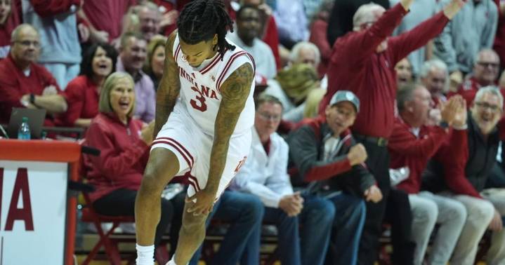 College hoops roundup: Indiana's DeVries era starts strong; No. 15 Notre Dame wins big