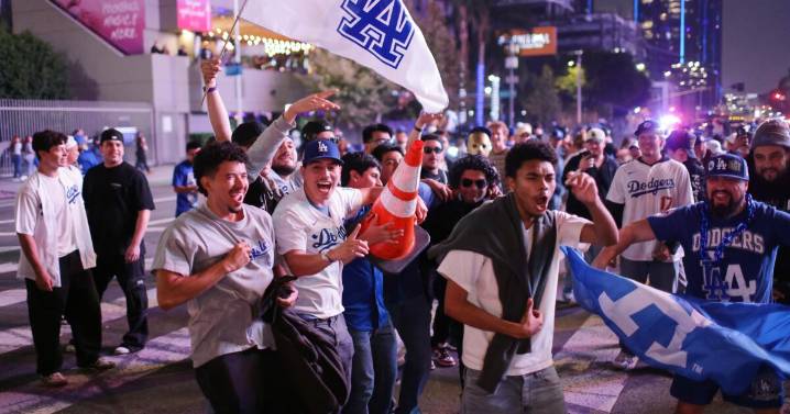 Los aficionados de los Dodgers salen a las calles para celebrar la victoria en la Serie Mundial