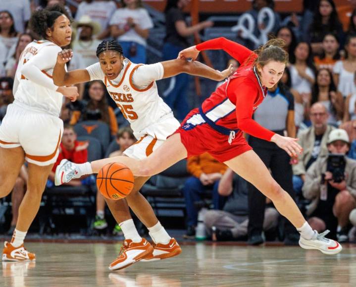 Booker's double-double leads No. 4 Longhorns past No. 24 Richmond in Austin